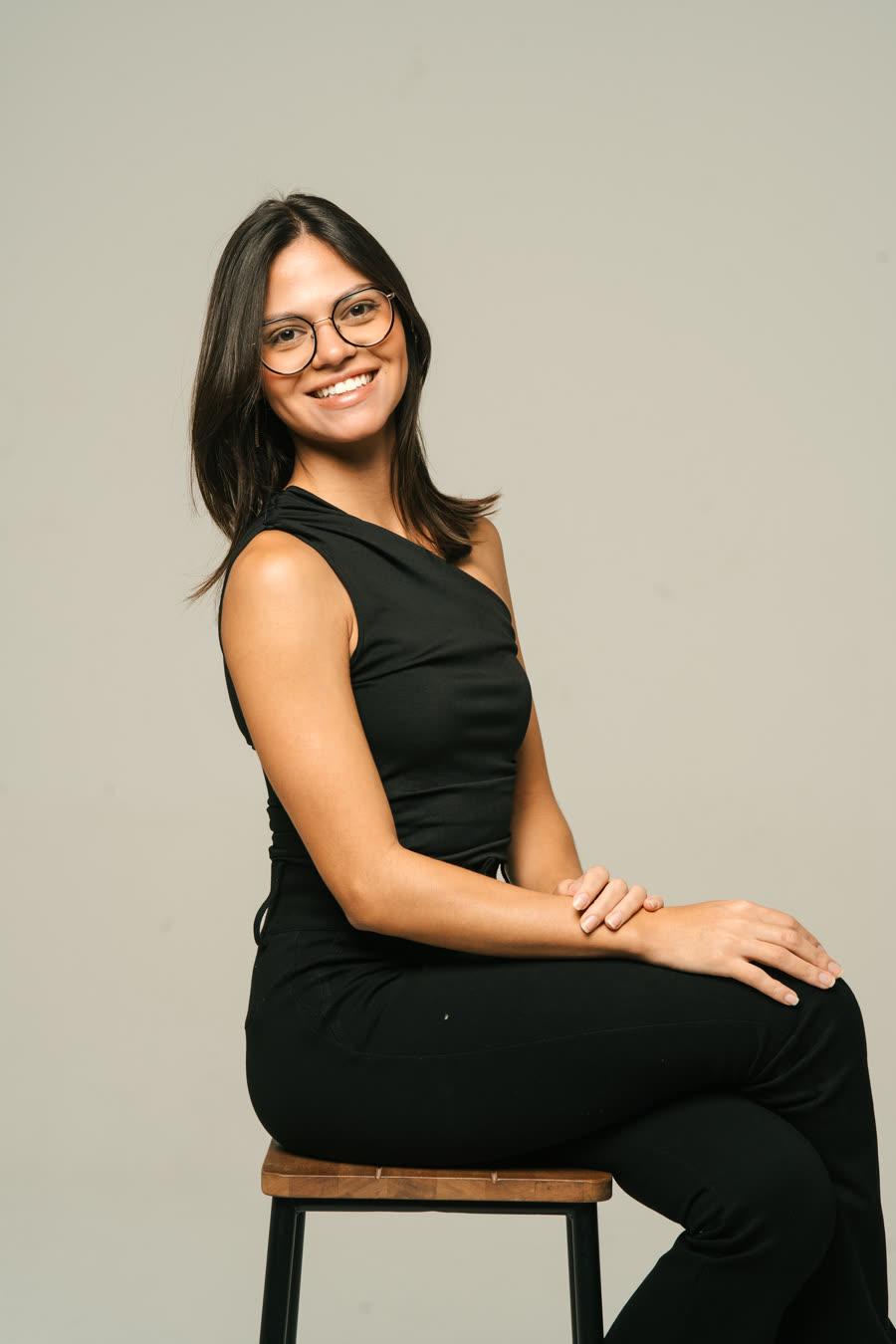Juliane Mattiello sorrindo, sentada